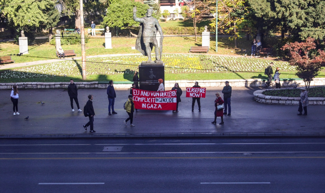 Ispred Predsjedništva BiH istaknut transparent "EU i von der Leyen saučesnici u genocidu u Gazi"