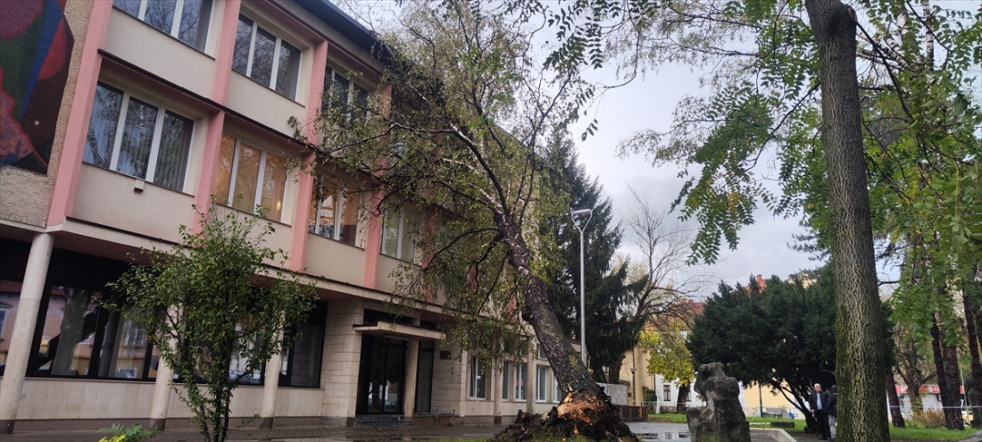 Olujno nevrijeme zahvatilo više bh. gradova, u Bratuncu povrijeđena učenica