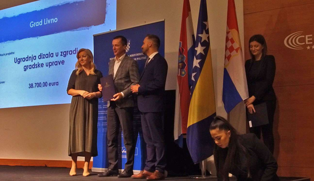 Hrvatski ministar u Vitezu podijelio 25 ugovora ukupne vrijednosti milijun eura