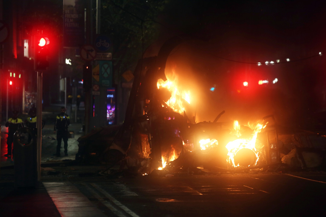 U neredima u Dublinu povrijeđeni policajci, zapaljene trgovine i auta