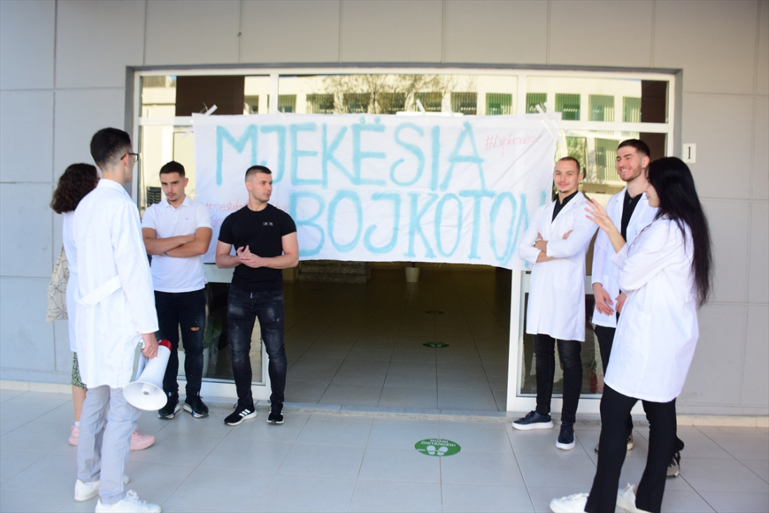 Studenti medicine u Albaniji akademsku godinu počeli protestom protiv prinudnog rada