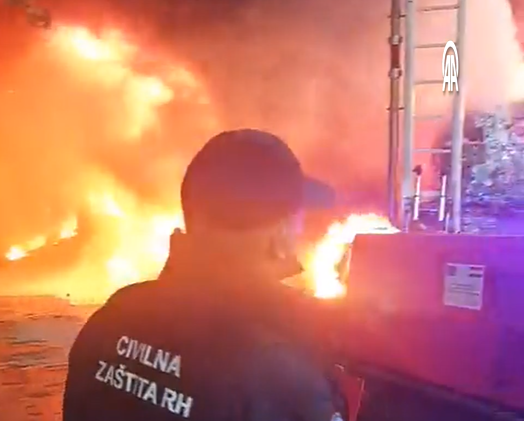 Požar u Osijeku nije ugašen, otrovni dim stigao do granice s BiH