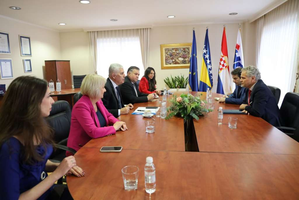 Čović se sastao sa Sattlerom, razgovarali o aktualnoj političkoj situaciji i funkcioniranju vlasti