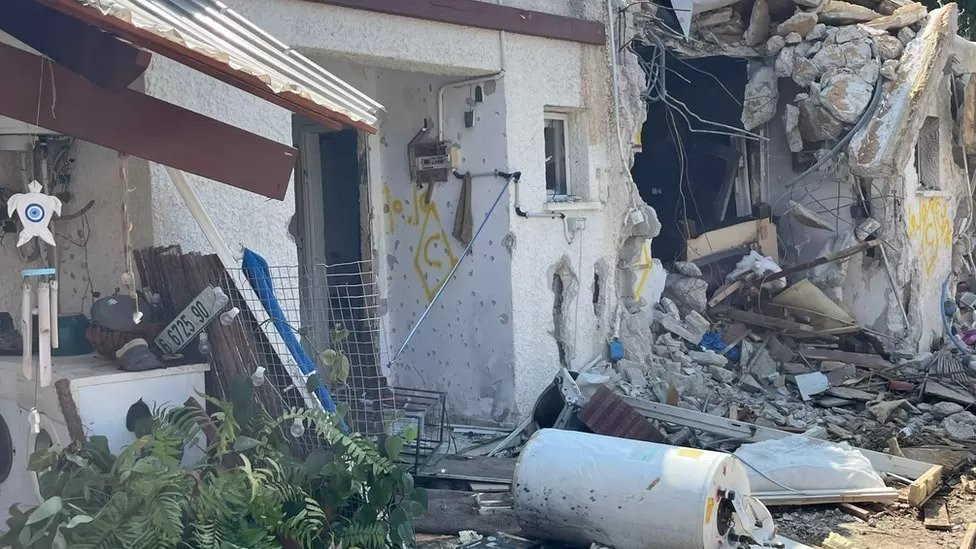 Unutar Kfar Aze gdje su Hamasovi militanti ubijali porodice u njihovim domovima