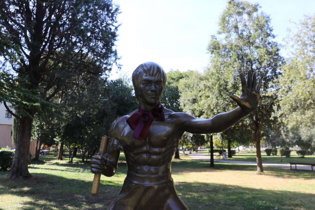 Dan kravate obilježen i u Mostaru, nobelovci, Bruce Lee i Kosača dobili crvene kravate