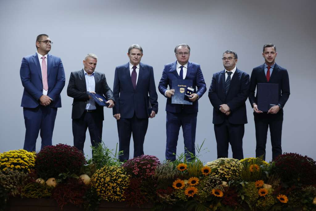 Nikšiću uručena Plaketa za zasluge i doprinos razvoju i ugledu Grada Orašja