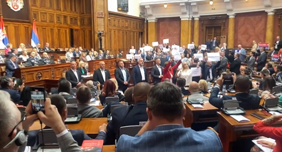 Opozicija blokira rad Skupštine Srbije i traži izbore do kraja godine