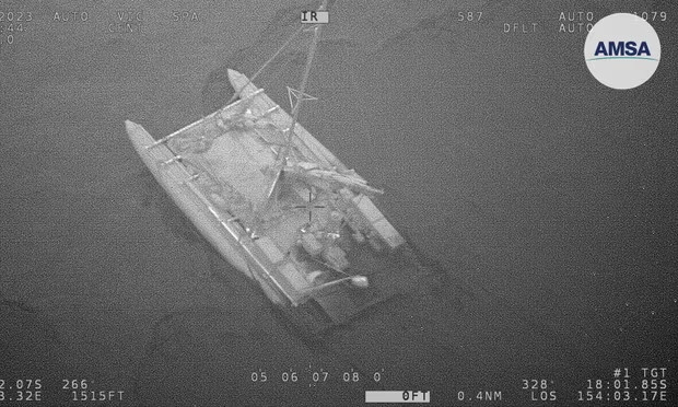 Tri osobe spašene nakon što im je katamaran oštetilo više ajkula