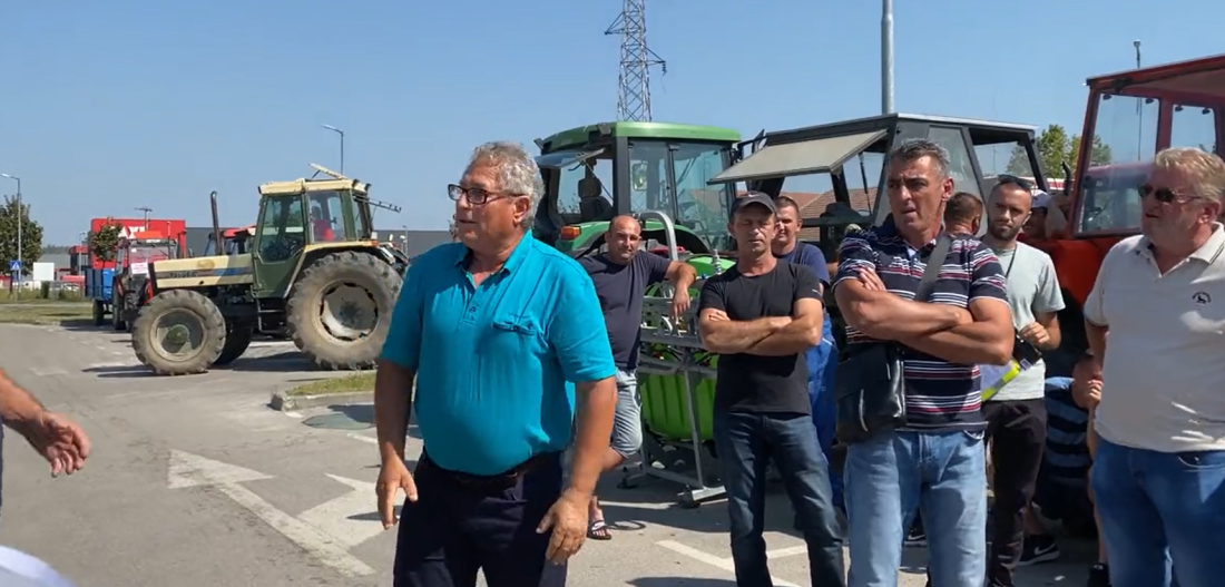 Poljoprivrednici Posavine blokirali put Tuzla-Orašje