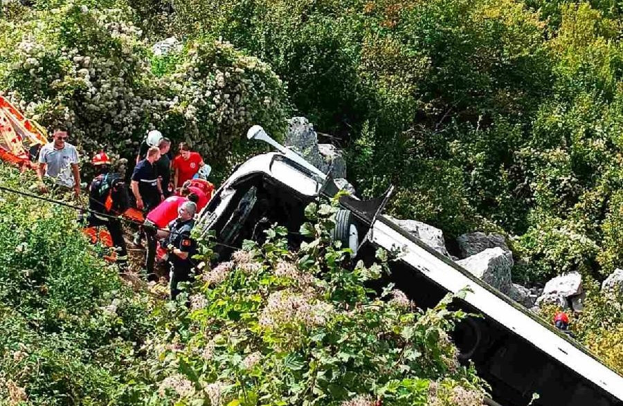 Autobus sletio s puta u Crnoj Gori, najmanje dvoje poginulih