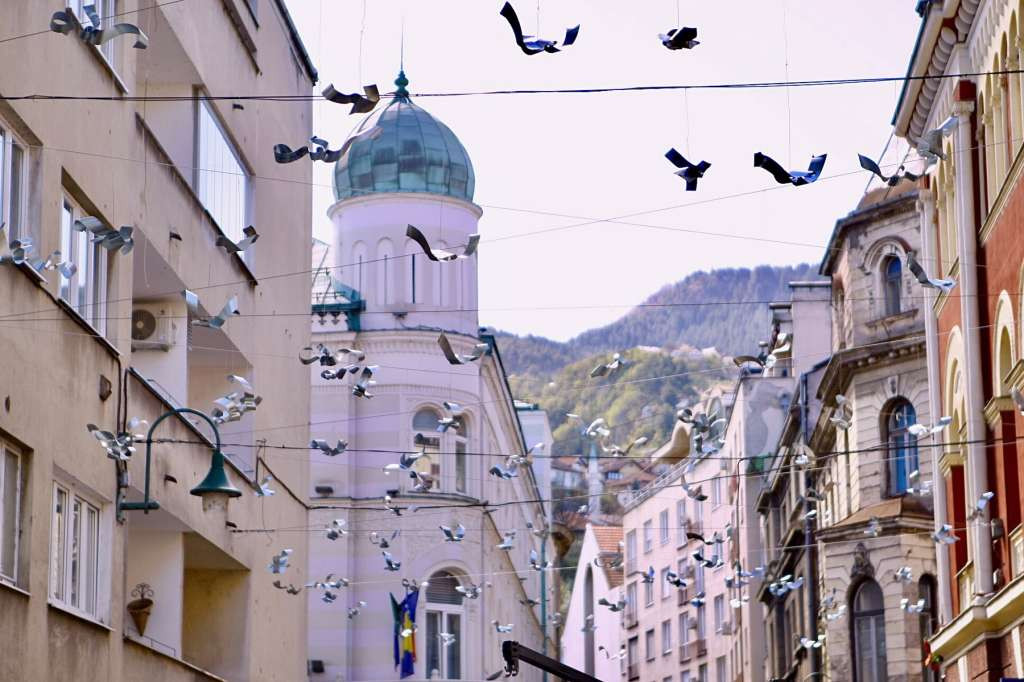 Postavkom instalacije Think Freedom 1425 počelo obilježavanje 32. godišnjice opsade Sarajeva