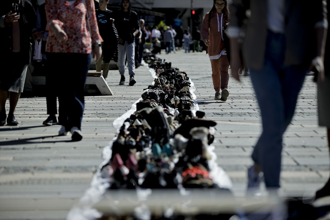 Hiljade pari cipela i simbol koraka koje bi napravili da su još živi