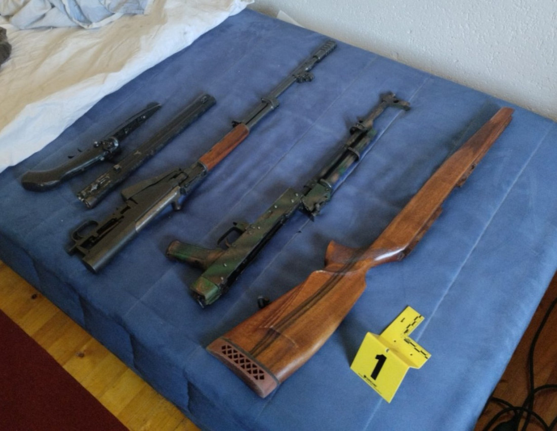 Pronađena droga, oružje i novac, uhapšena jedna osoba