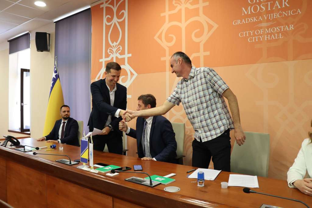 Potpisan ugovor vrijedan 500 tisuća KM za uređenje parkinga u Mostaru