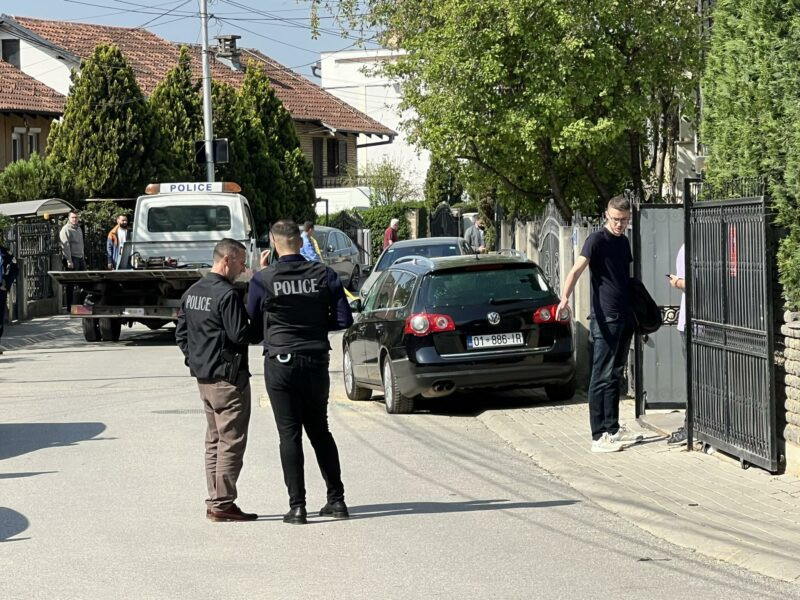 U eksploziji ručne bombe u Prištini oštećeno šest automobila