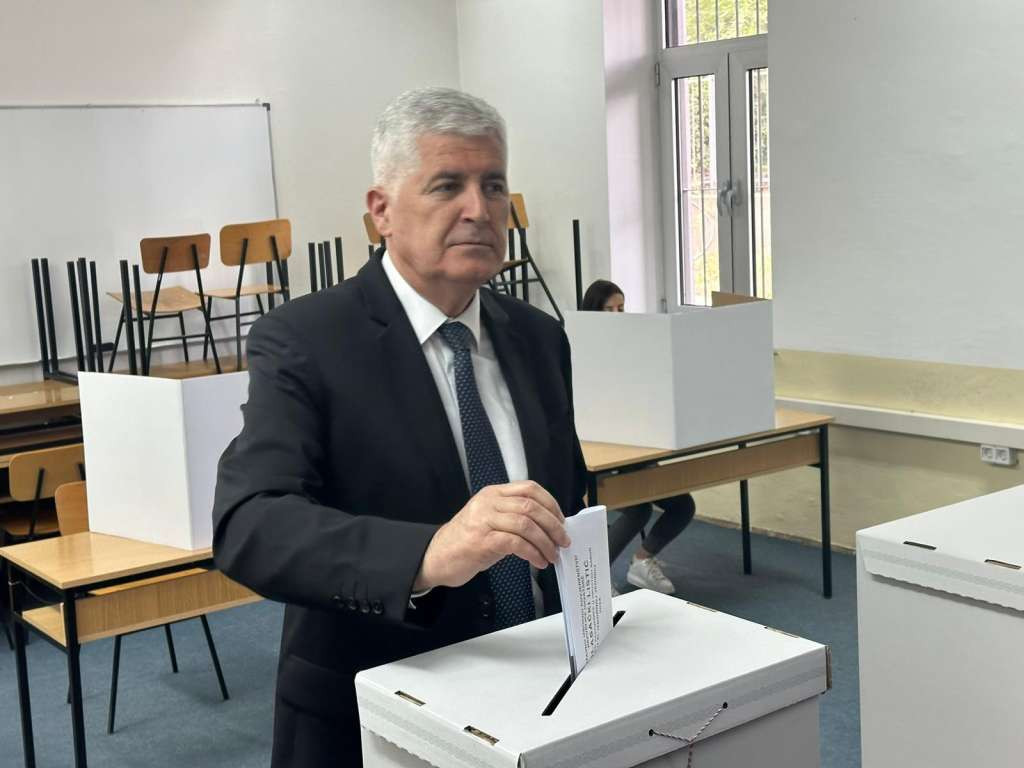 Izbori za Hrvatski sabor: Čović u pratnji supruge glasovao u Mostaru