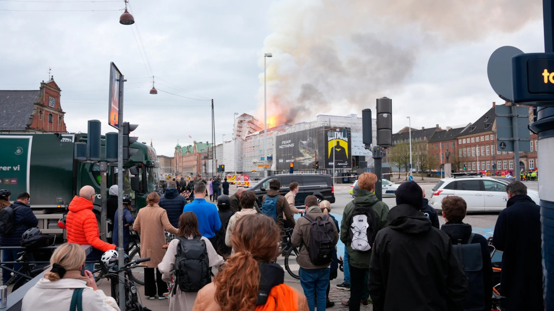 Istorijsku zgradu berze u Kopenhagenu zahvatio požar