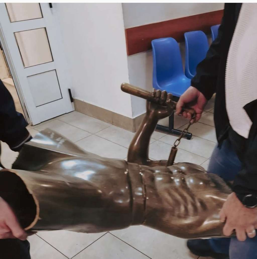 Podignuta optužnica i produljen pritvor Danijelu Prci zbog krađe statue Brucea Leeja