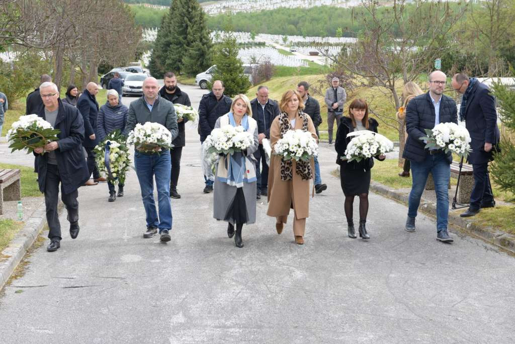 Položeno cvijeće u spomen na tragično nastradale bebe Dječijeg doma Bjelave