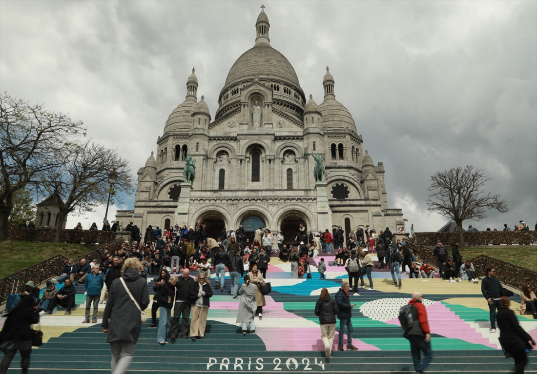 Stepenice koje vode do bazilike Presvetog srca oslikane za Olimpijske igre