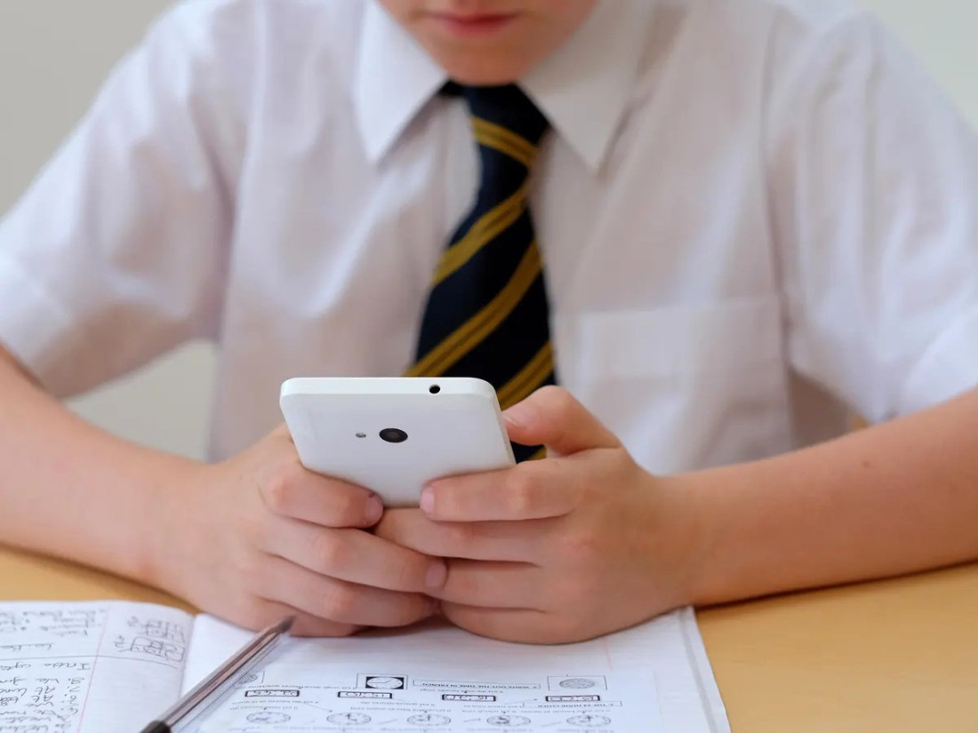 V. Britanija će zabraniti učenicima korištenje mobilnih telefona u školama