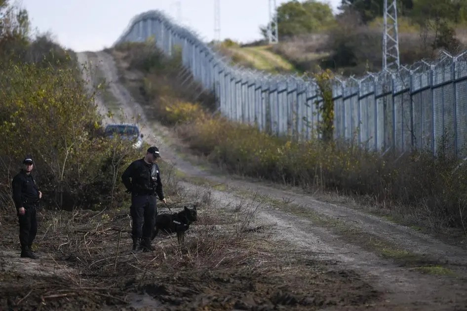 Snimci prikazali migrante skinute odjeće na zimi na srbijanskoj granici