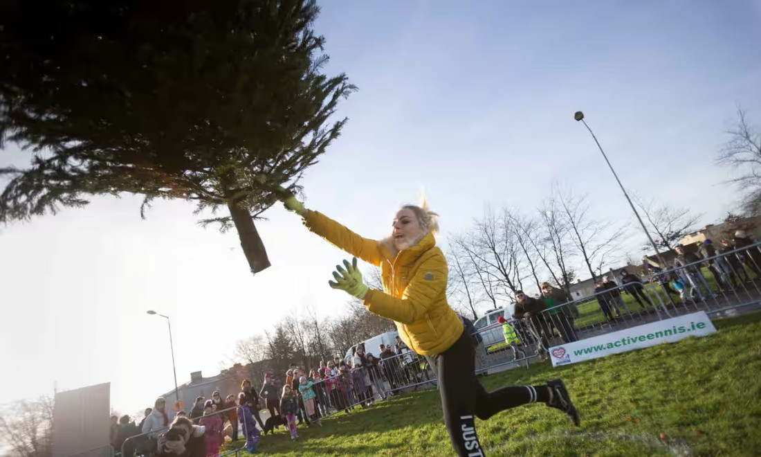 Drvo je presudilo: Ženi odbijen zahtjev za osiguranje jer se takmičila u bacanju jelke