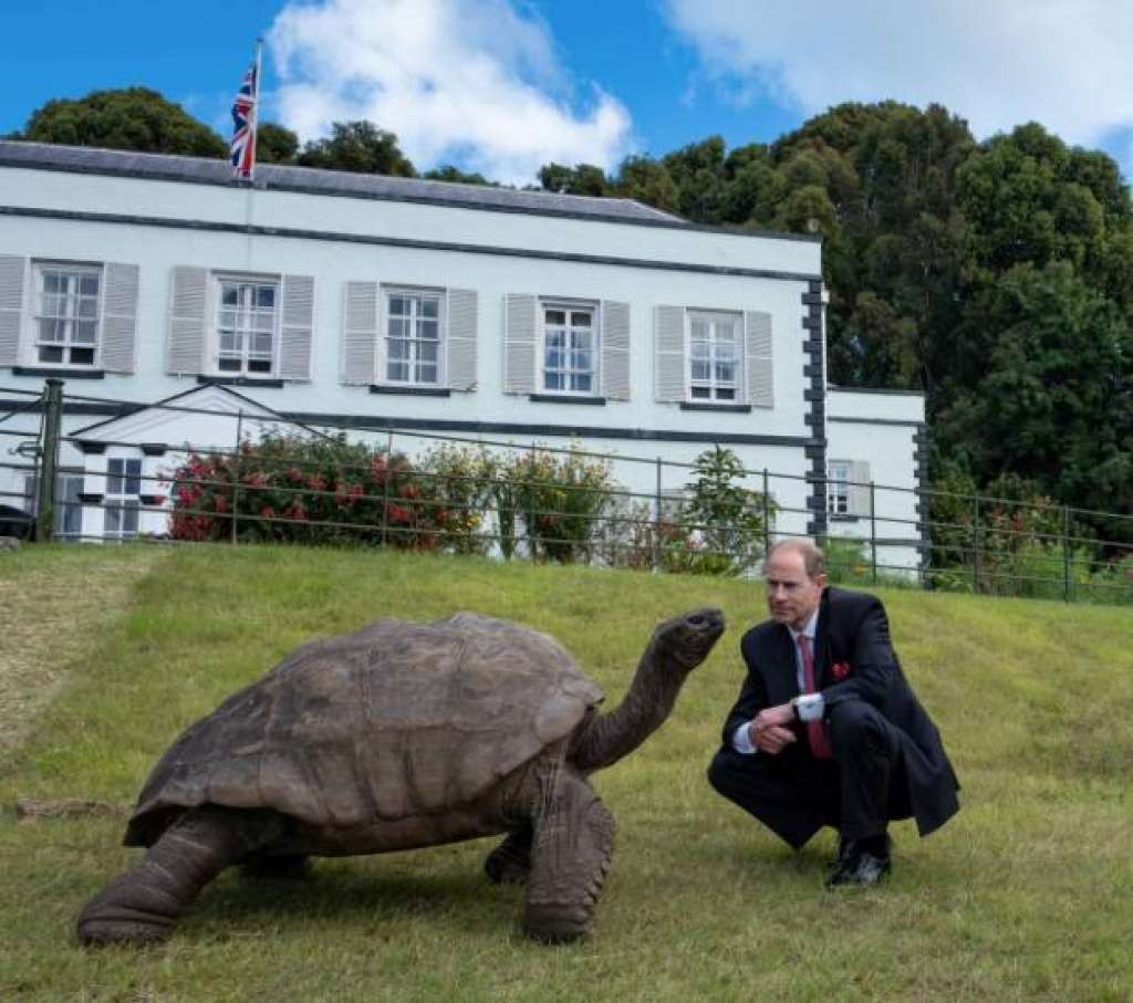 Vojvoda od Edinburga posjetio najstariju životinju na svijetu na udaljenom otoku Sveta Helena