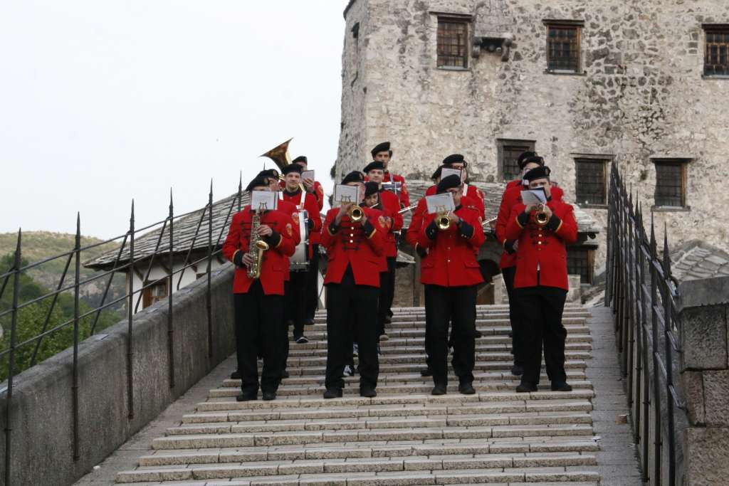 Hrvatska glazba Mostar održala prvosvibanjsku promenadu ulicama Mostara