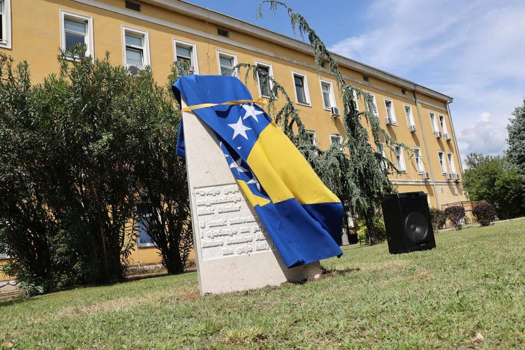 'Dr. Safet Mujić': Otkriven spomenik u znak sjećanja na pripadnike Ratne bolnice ARBiH