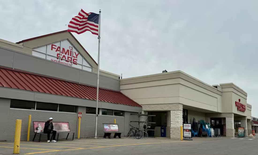 Žena iz Michigana pronađena kako živi unutar natpisa na krovu trgovine