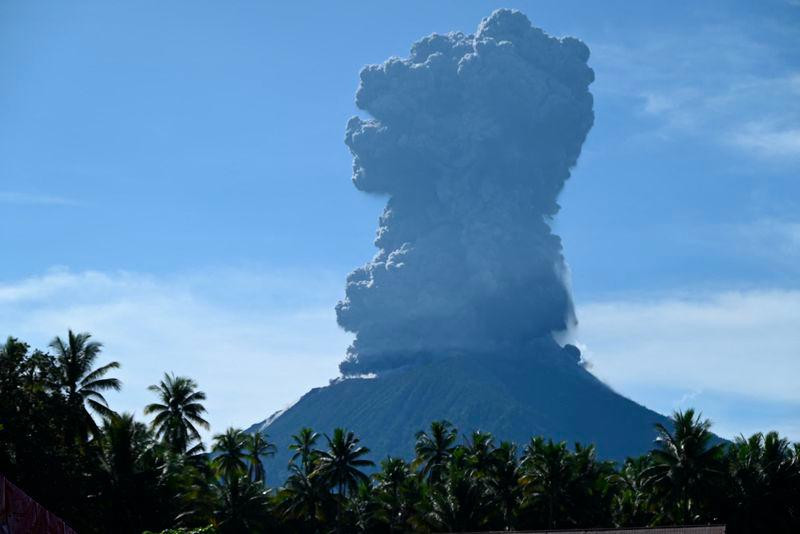Nova erupcija vulkana Ibu u Indoneziji, izbacio pepeo na visini od pet km