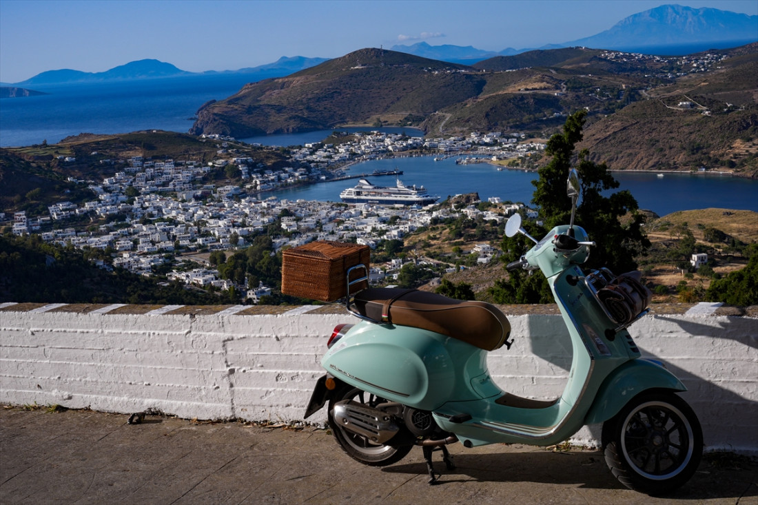 Patmos, sveto grčko ostrvo u plavom Egejskom moru