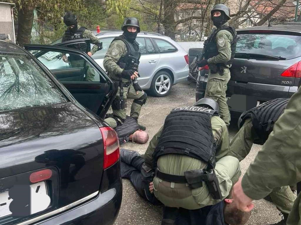 Pretresi u Zenici i Banja Luci, uhapšeno više osoba, pronađena droga i oružje