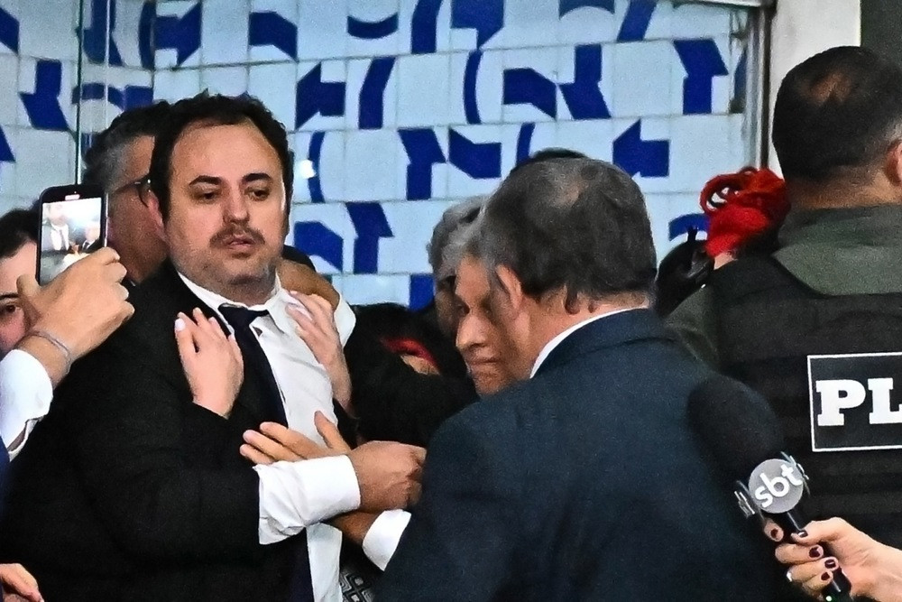 Haos i naguravanja u brazilskom parlamentu tokom pokušaja smanjivanja Bolsonarove kazne