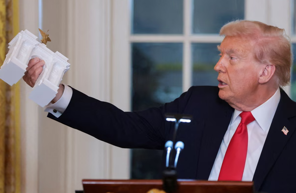 Dok Amerikanci jedva sastavljaju kraj s krajem, Trump gradi trijumfalnu kapiju