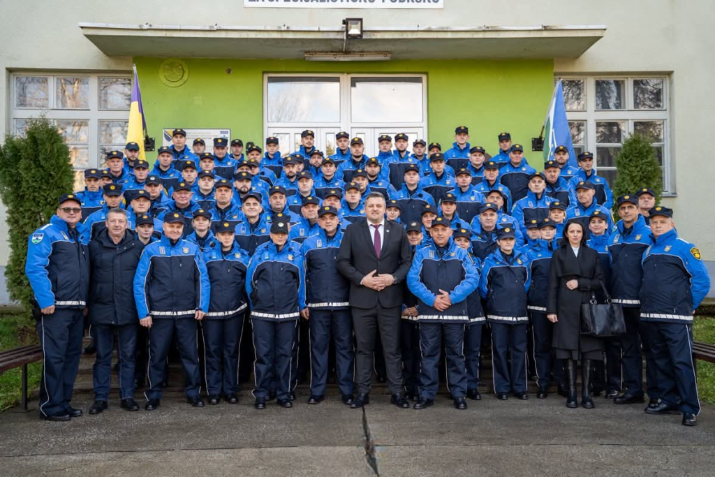 Policija USK-a nakon gotovo osam godina dobila nove službene uniforme
