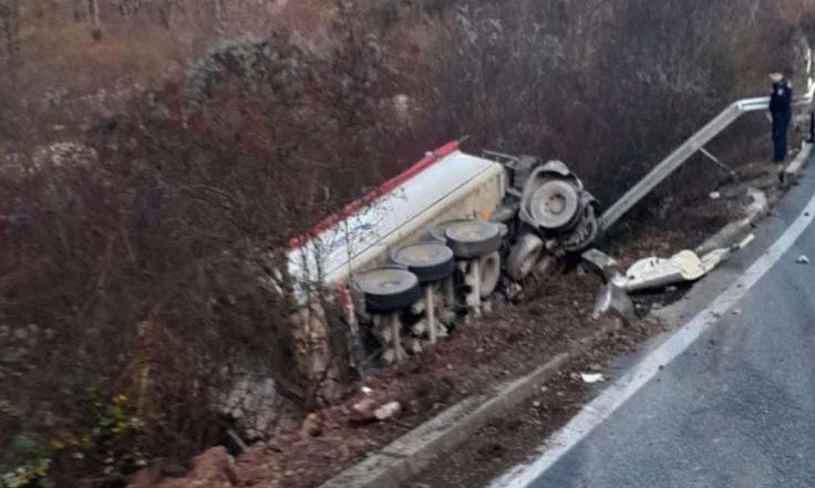 U Podvraniću poginuo vozač teretnog vozila, promet obustavljen