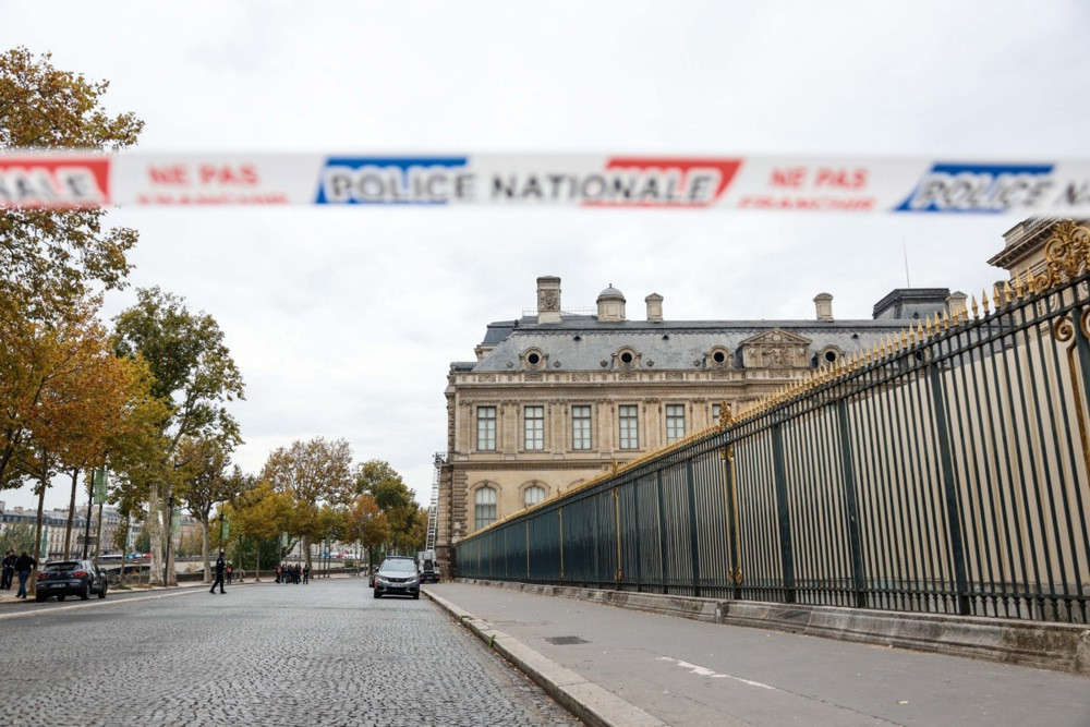 Pljačku u Louvru izvela koordinirana grupa uz pomoć više vozila i preciznog tajminga