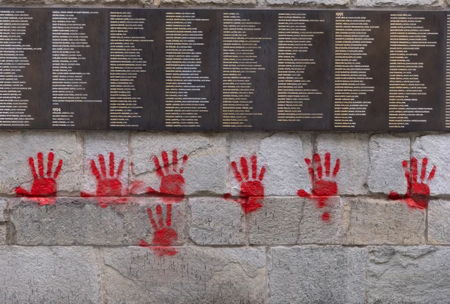 Vandalski napadi na francuske sinagoge i džamije povezani s ruskim operacijama, identificirani i državljani Srbije