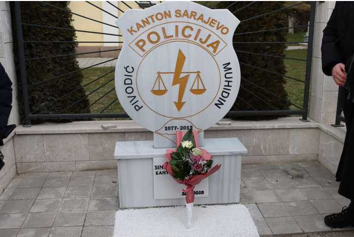 Otkrivanjem nove spomen-ploče u Sarajevu obilježena 13. godišnjica smrti policajca Muhidina Pivodića