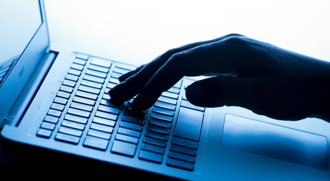 Britanija kaznila pornografsku kompaniju sa milion funti prema novom zakonu o online sigurnosti