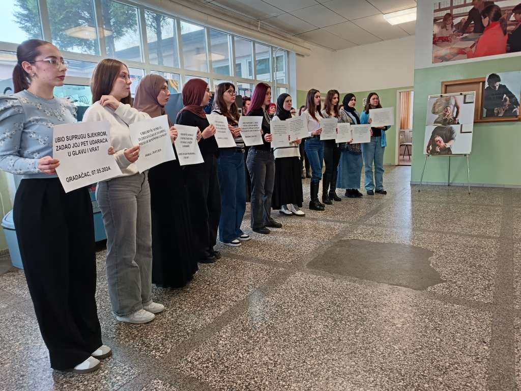 Filozofski fakultet Zenica izložbom fotografija odao počast žrtvama femicida u BiH