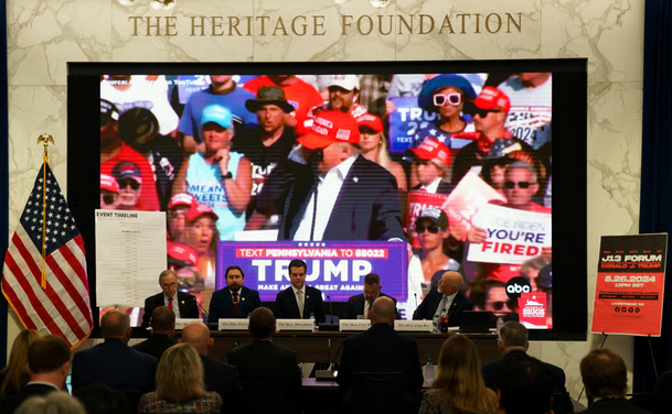 Od MAGA do MEGA – američki konzervativci okupljaju evropsku desnicu