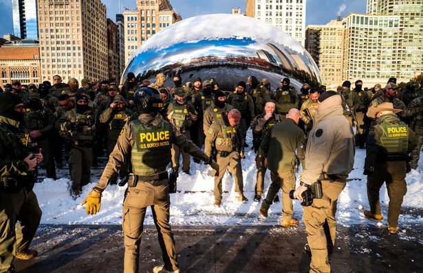 "Ovo je fašistička Amerika": Anish Kapoor razmatra tužbu protiv agenata ICE-a koji su pozirali ispred njegove skulpture