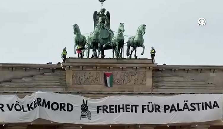 Aktivisti se popeli na Brandenburšku kapiju protestujući protiv njemačke podrške izraelskoj vojnoj ofanzivi u Gazi