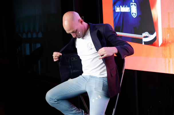 Drama na promociji knjige Luisa Rubialesa: Bivši šef španskog nogometnog saveza gađan jajima