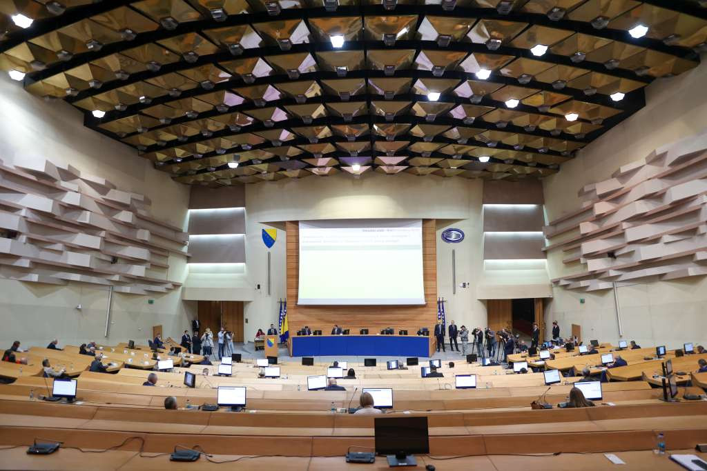 Burno u Parlamentu: Usvojena hitna procedura za budžet, opozicija poručuje da je dokument 'osakaćen'