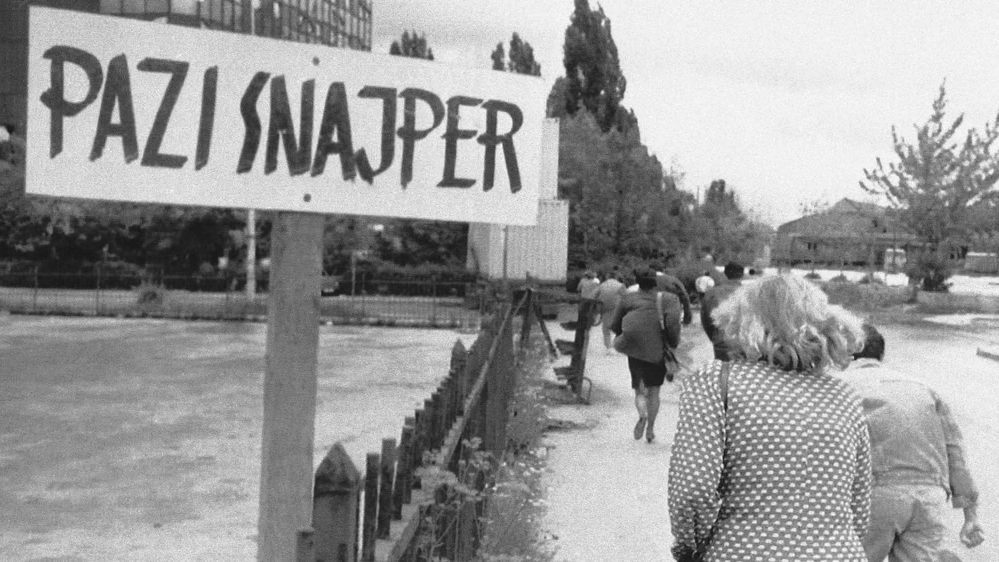 Pod nišanom snajpera: Sarajevski dani borbe za život – u fotografijama