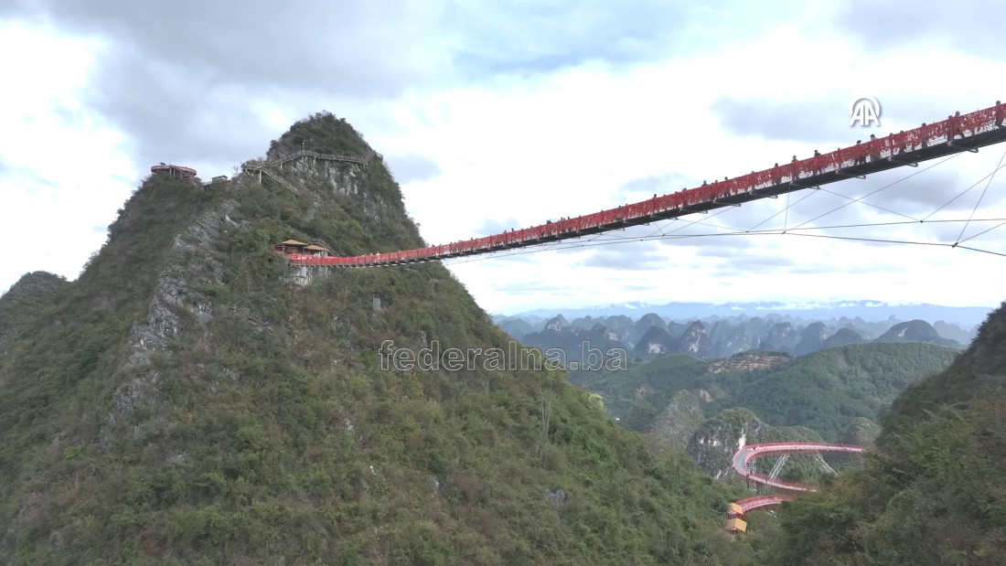 Vrh Ruyi u Kini privlači turiste staklenim mostovima i uzdignutim stazama